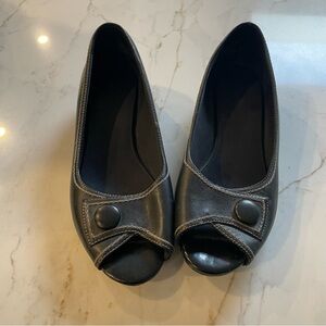 🖤beautiful🖤black Clarks. Size 9.5 and in EUC. Hardly worn!